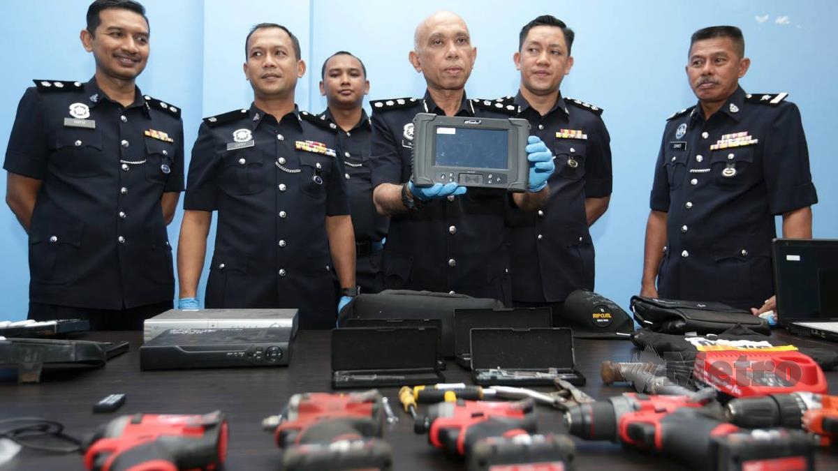 AHMAD Sukarno Mohd (tengah), menunjukkan antara barang yang berjaya dirampas dari penjenayah ketika sidang media di Ibu Pejabat Polis Daerah Sentul, Kuala Lumpur. FOTO MOHAMAD SHAHRIL BADRI SAALI