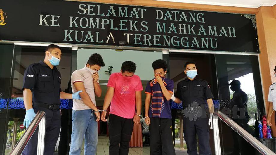 TIGA lelaki yang ditahan ketika makan buah mangga dihadapkan ke Mahkamah Majistret Kuala Terengganu kerana melanggar Perintah Kawalan Pergerakan.  FOTO Zatul Iffah Zolkiply