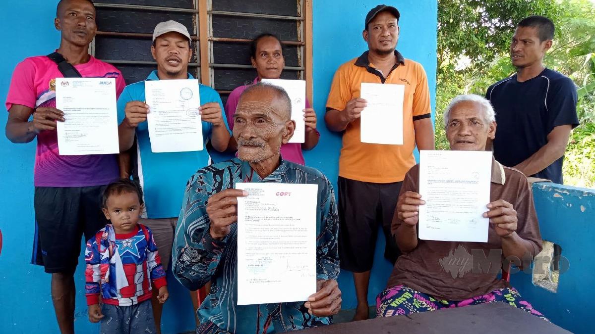 Tok Batin, Entel Burok (kiri duduk) bersama sebahagian penduduk Kampung Orang Asli Pasir Puteh menunjukkan salinan surat yang pernah dihantar untuk permohonan air bersih kepada JAKOA dan Pejabat Menteri Johor. FOTO OMAR AHMAD