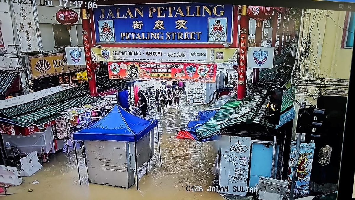 Hujan lebat sejak petang tadi menyebabkan Jalan Petaling (Petaling Street) di sini yang menjadi tumpuan pelancong dinaiki air. FOTO Ihsan Facebook DBKL