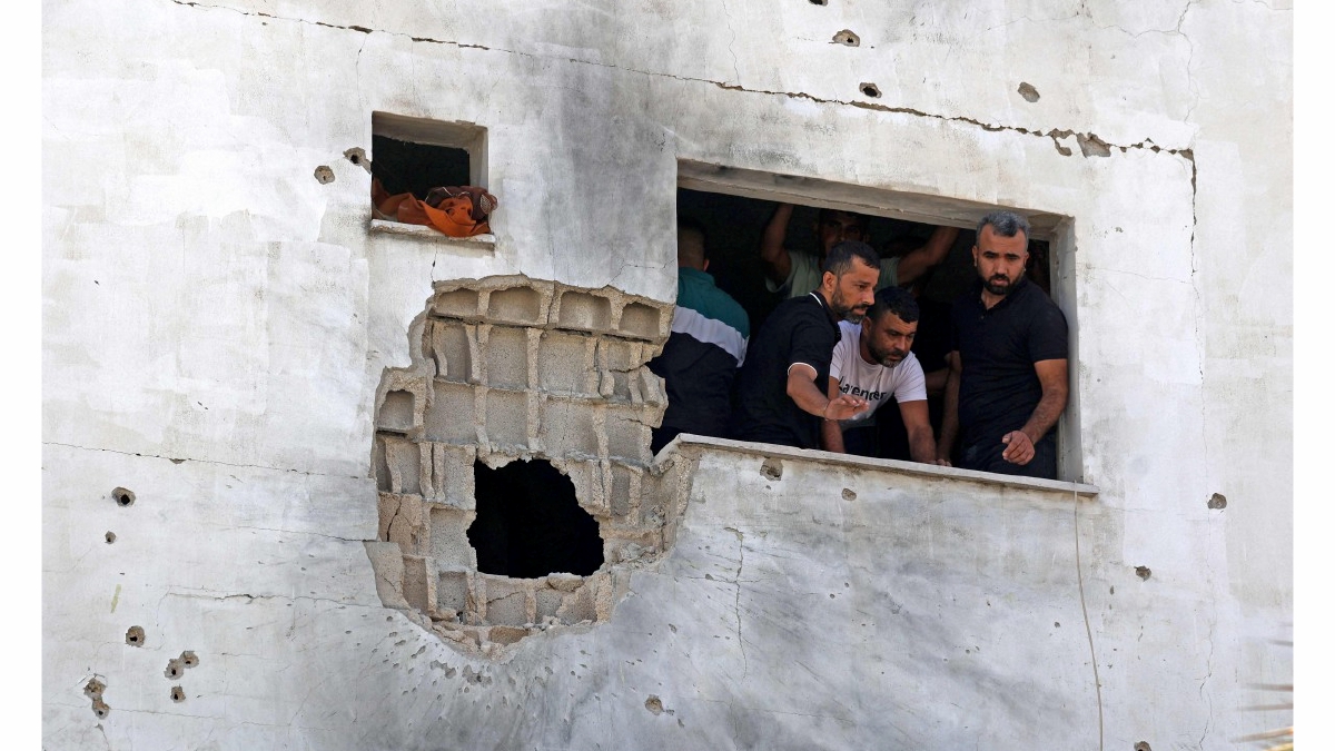 PENDUDUK Palestin meninjau kerosakan bangunan akibat serangan tentera Israel di perkampungan Aqaba, Tebing Barat. FOTO AFP