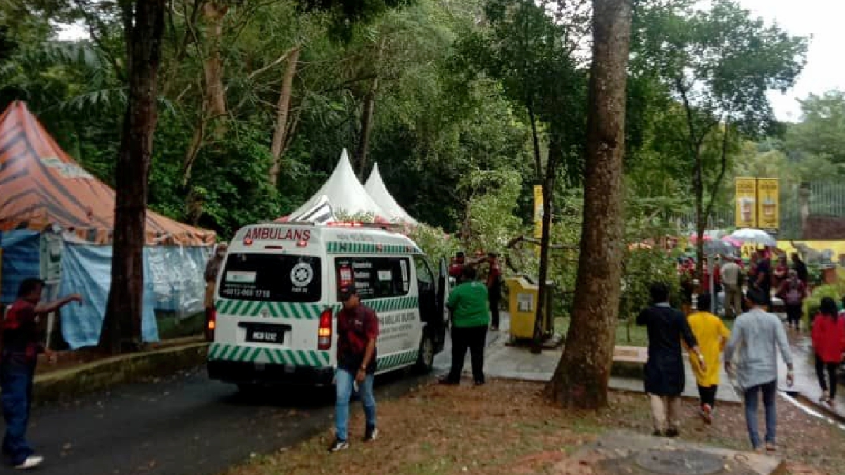 LOKASI kejadian pokok tumbang di Zoo Melaka yang menyebabkan tiga pengunjung cedera. FOTO Ihsan PDRM