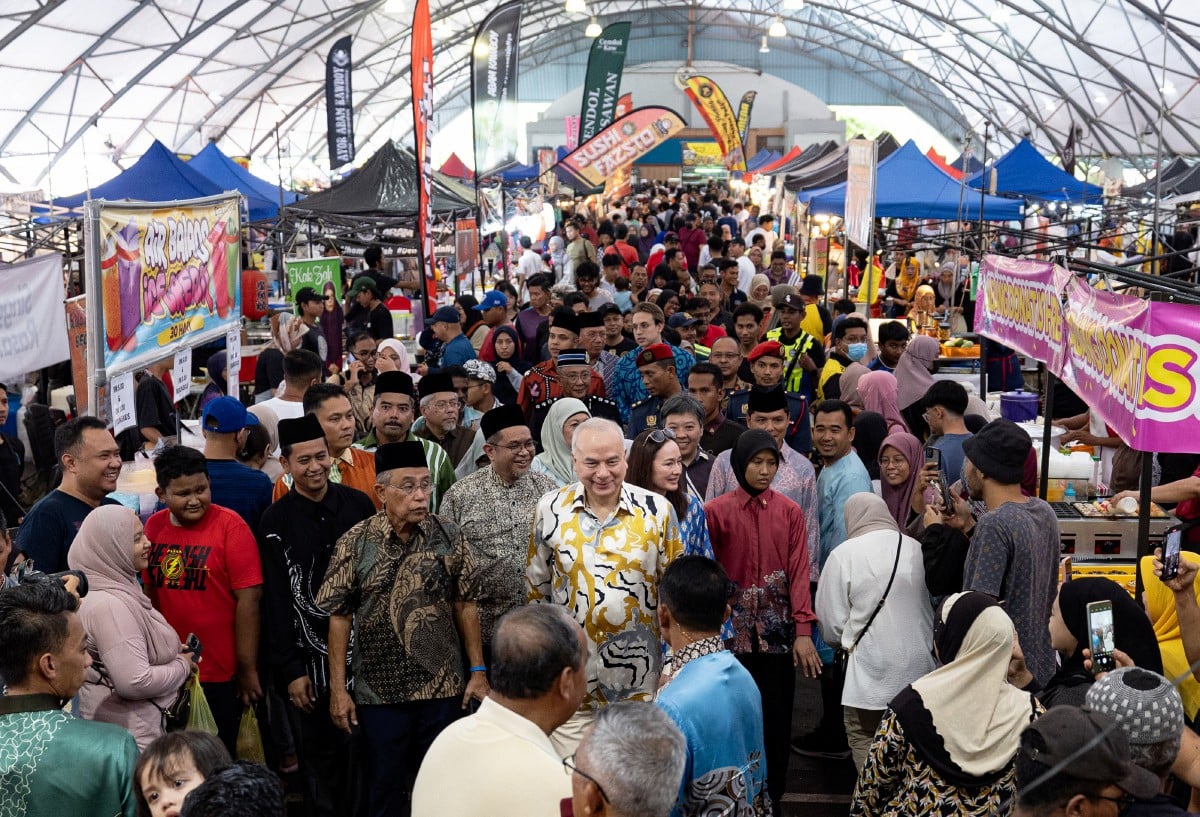 Sultan Perak Sultan Nazrin Shah dan Raja Permaisuri Perak Tuanku Zara Salim berkenan beramah mesra dengan orang ramai ketika berangkat mengunjungi bazar Ramadan di Arena Kuala Kangsar, hari ini. FOTO BERNAMA