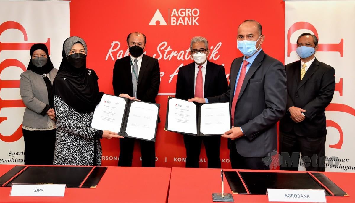 SURAT tawaran bagi inisiatif  ditandatangani oleh  Zahid Ahmad  (dua dari kanan) dan  Juanita Rusmini (dua dari kiri) sambil disaksikan  Tengku Ahmad Badli  (tiga dari kanan) dan Chen (tiga dari kiri).