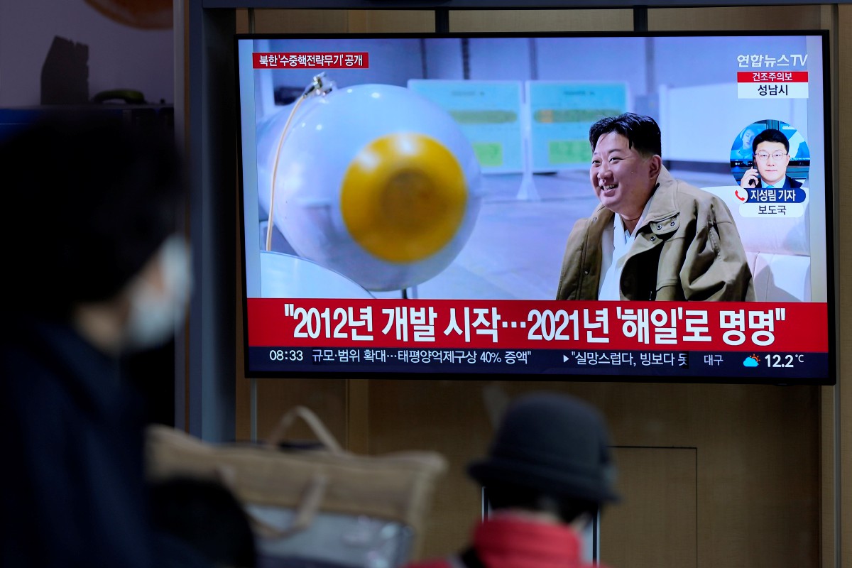 Orang awam menyaksikan Pemimpin Korea Utara, Kim Jong Un dalam temu bual dengan stesen televisyen di Korea Selatan. - FOTO AP