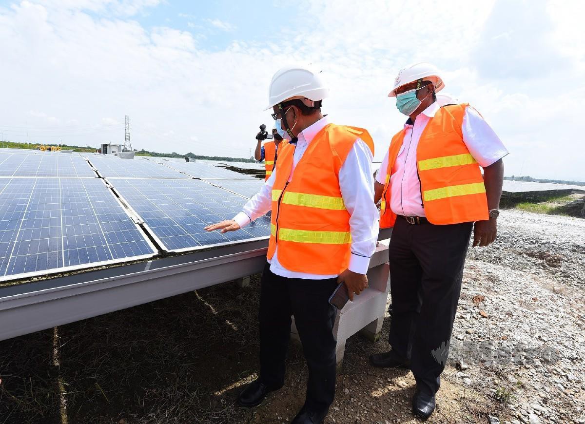 AHLI Lembaga Pengarah TNB, Datuk Nawawi Ahmad (kiri) dan Datuk N Rawisandran melihat dengan lebih dekat panel solar.
