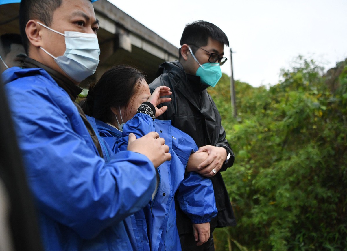 Anggota keluarga mangsa melawat lokasi pesawat MU5375 China Eastern terhempas. - FOTO AFP