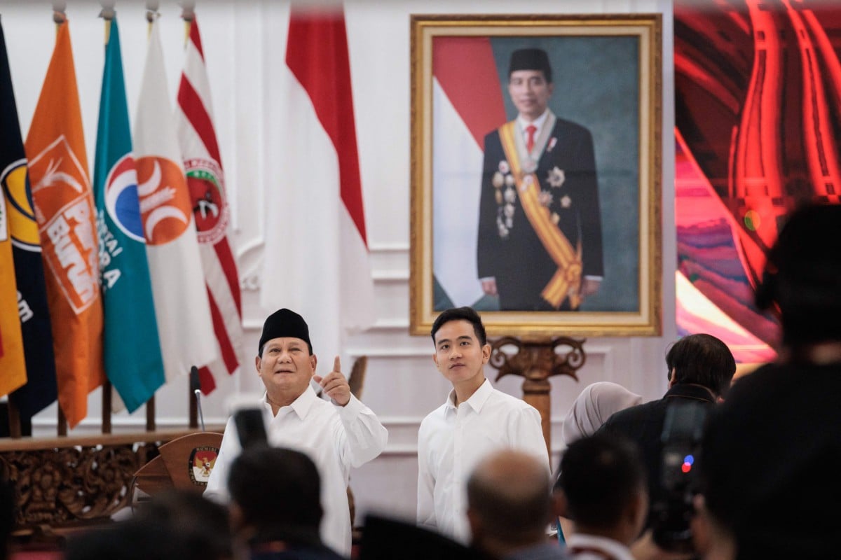Prabowo (kiri) dan Gibran selepas diisytihar secara rasmi sebagai presiden dan naib presiden Indonesia. - FOTO AFP