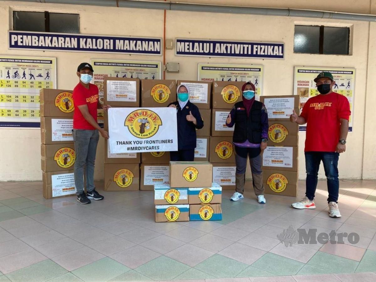 Wakil MR DIY menyampaikan sumbangan PPE di Hospital Pakar  Sultanah Fatimah, Muar, Johor.
