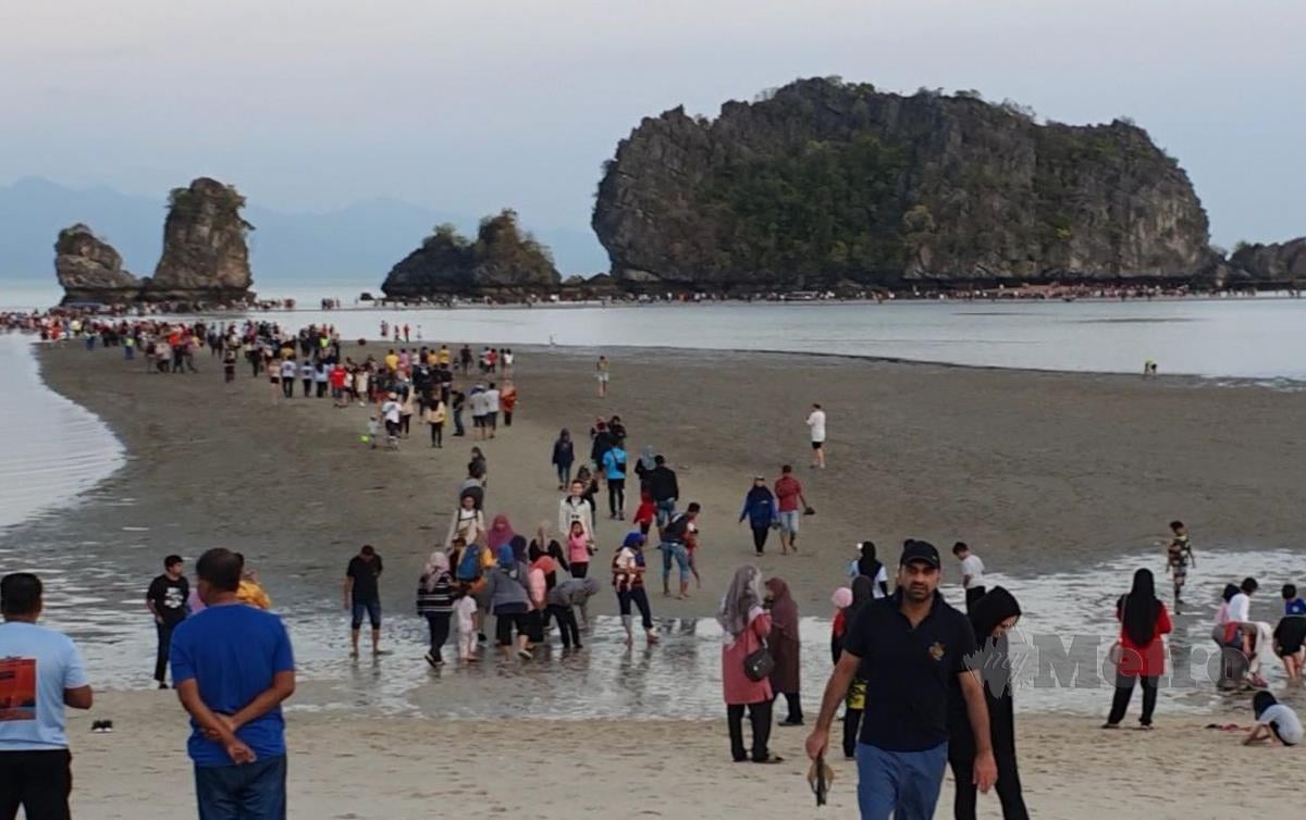 FENOMENA 'laut terbelah' antara keunikan di Pantai Tanjung Rhu, Langkawi dan dinantikan penduduk tempatan serta pelancong yang mengetahuinya menerusi media sosial. FOTO Hamzah Osman