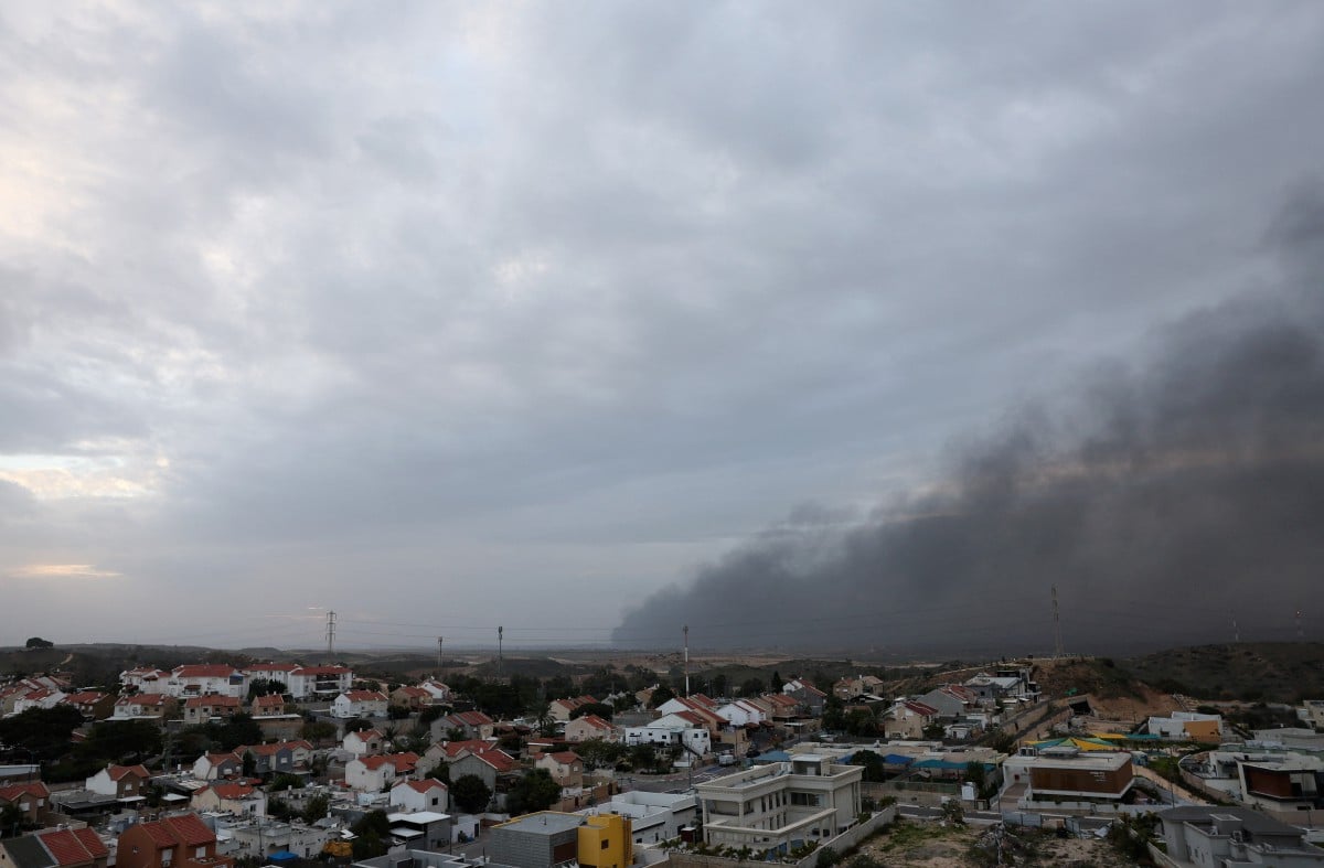 Asap kelihatan di sekitar Gaza. - FOTO Reuters