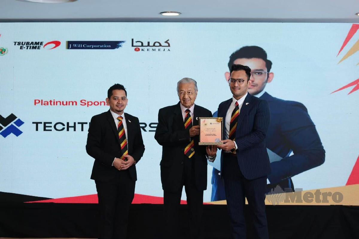 TUN Dr Mahathir Mohammad (dua dari kanan) memberi plak penghargaan kepada Tusvendran Pillai dari Techtraders (kanan) di Perdana Leadership Foundation sebagai mengiktiraf sumbangan mereka dalam inisiatif  pelepasan karbon sifar Malaysia.