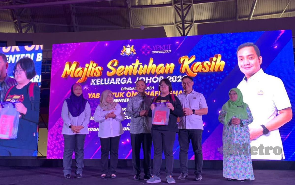 ONN Hafiz (tengah) menyampaikan sumbangan pada Majlis Sentuhan Kasih Keluarga Johor 2023 di Kompleks Sukan Educity. FOTO Omar Ahmad