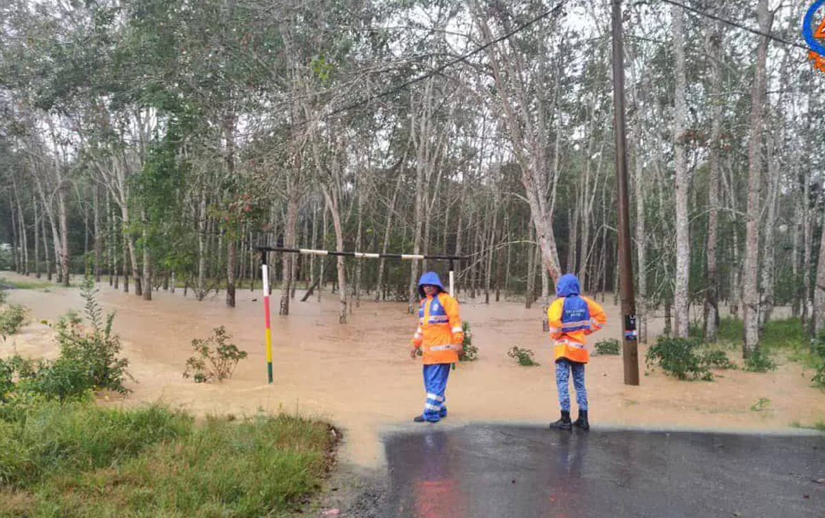 ANGGOTA APM memantau lokasi kejadian limpahan air sungai di sekitar kawasan Dangi, Johol Kuala Pilah. FOTO Ihsan APM