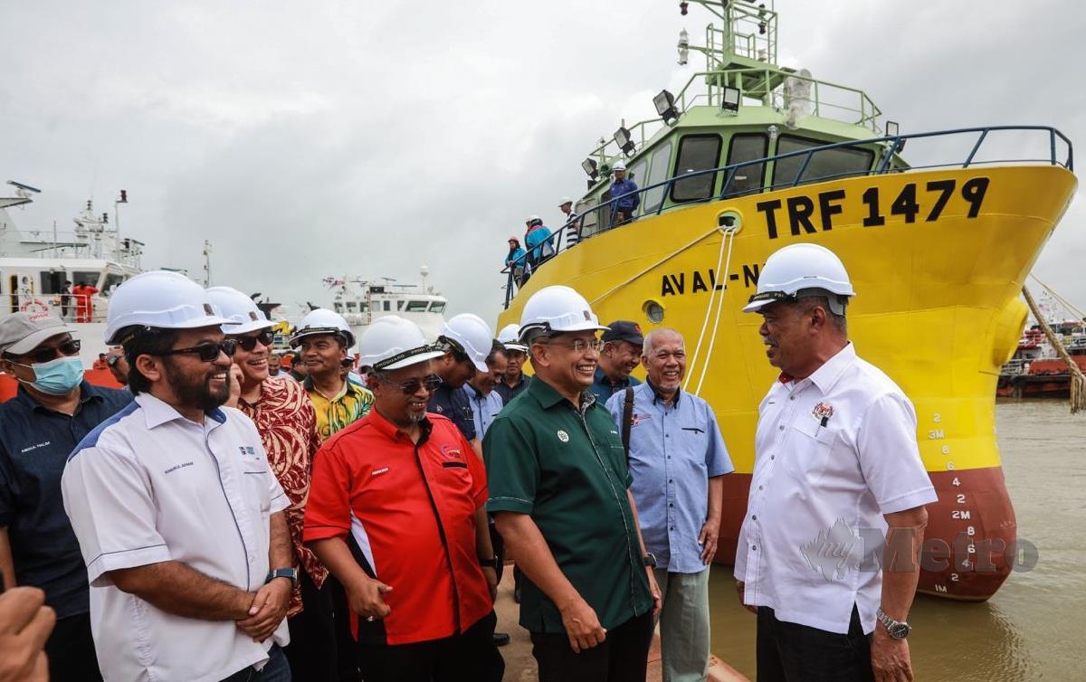 Datuk Seri Mohamad Sabu (kanan) mendengar penerangan semasa melakukan lawatan kerja Projek Pembinaan Kapal Penangkapan Ikan Moden (C2) Milik Syarikat Amir Vision Sdn Bhd. FoTO Ghazali Kori