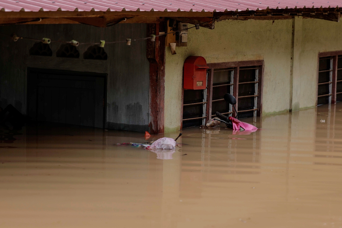 KEADAAN beberapa buah rumah penduduk yang ditenggelami air selepas banjir melanda beberapa kampung di Jalan Kuala Paya- Balai Badang ketika tinjauan hari ini. FOTO Bernama