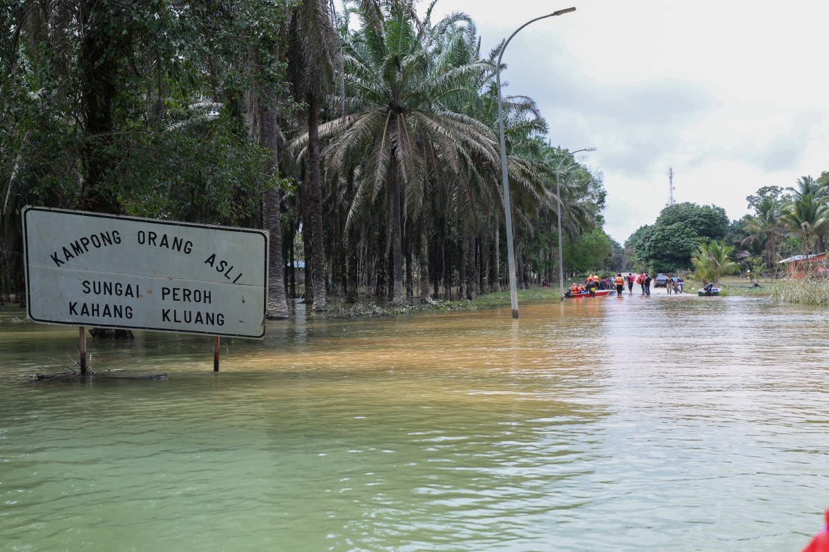 KEADAAN di jalan utama Kampung Orang Asli Sungai Peroh, Kahang yang ditenggelami air susulan kejadian banjir sejak 27 Feb yang lalu. FOTO Bernama