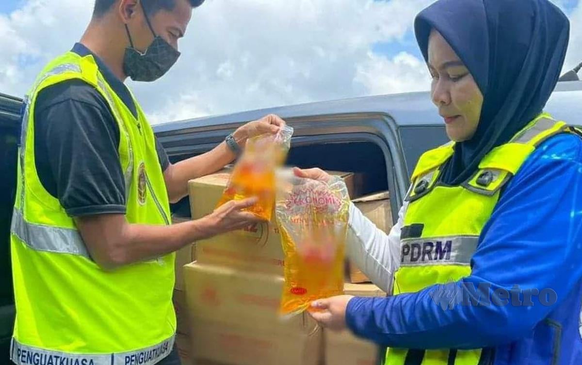 SEBANYAK 1,360kg minyak masak bersubsidi yang dianggarkan bernilai RM3,400 dijumpai dalam Perondua Alza yang ditinggalkan. FOTO Siti Rohana Idris