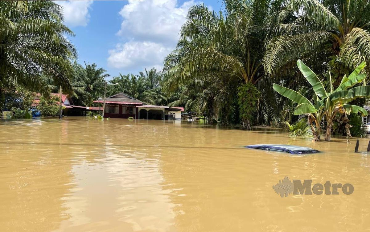KEADAAN banjir di Batu Pahat, Johor. FOTO Nur Aisyag Mazalan