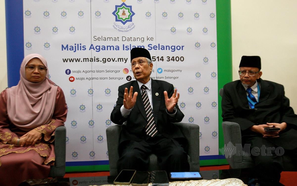 TAN Sri Abdul Aziz Mohd Yusof (tengah) pada sidang media selepas Forum Kekeluargaan dan Pencerahan Undang-Undang: Poligami Mengikut Sunnah atau Mencari Rebah?. FOTO Faiz Anuar