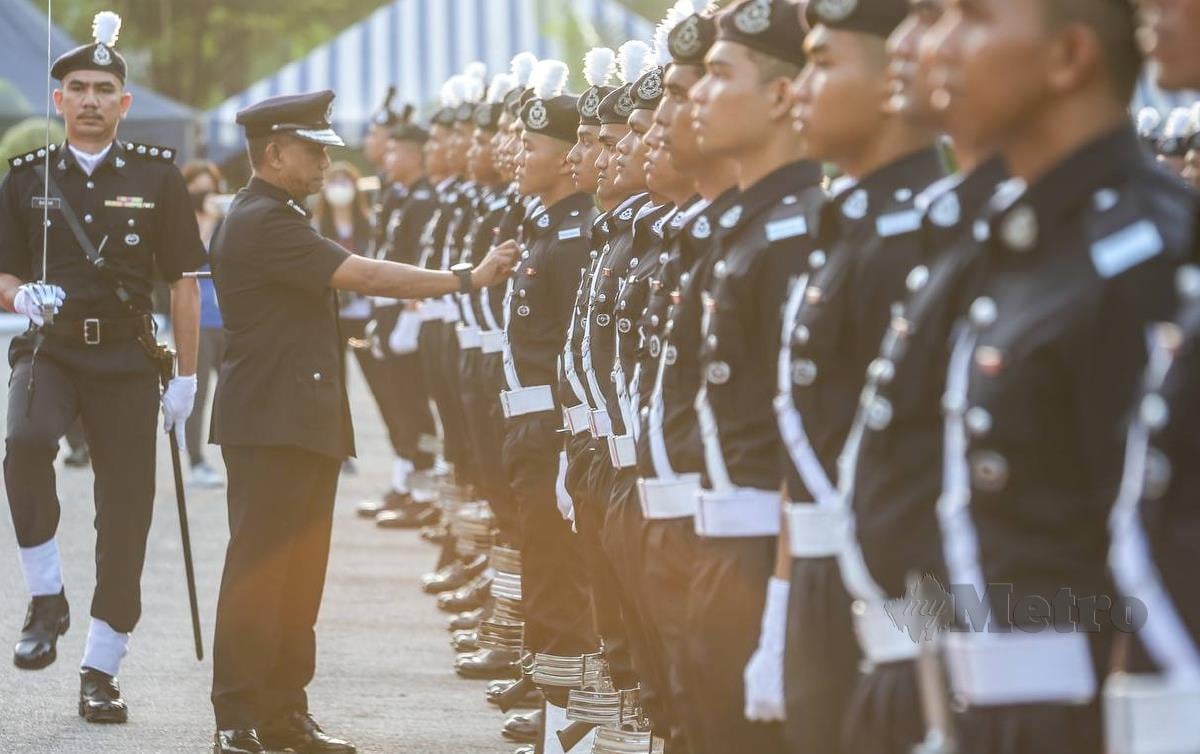 Datuk Fisol (dua dari kiri) memeriksa barisan kawalan kehormatan sempena Perbarisan Sambutan Peringatan Hari Polis Ke-216. FOTO Danial Saad