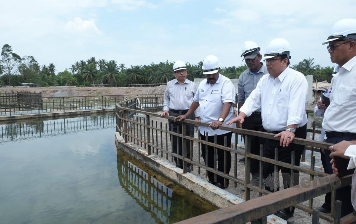 Datuk Seri Sulaiman Md Ali meninjau projek menaik taraf Kompleks Air Panas Gadek, hari ini. FOTO Amir Mamat