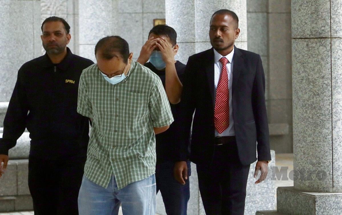 SEORANG individu dikenali sebagai Datuk Roy (kanan) bersama seorang lagi yang ditahan dibebaskan oleh Mahkamah Majistret Putrajaya. FOTO Mohd Fadli Hamzah