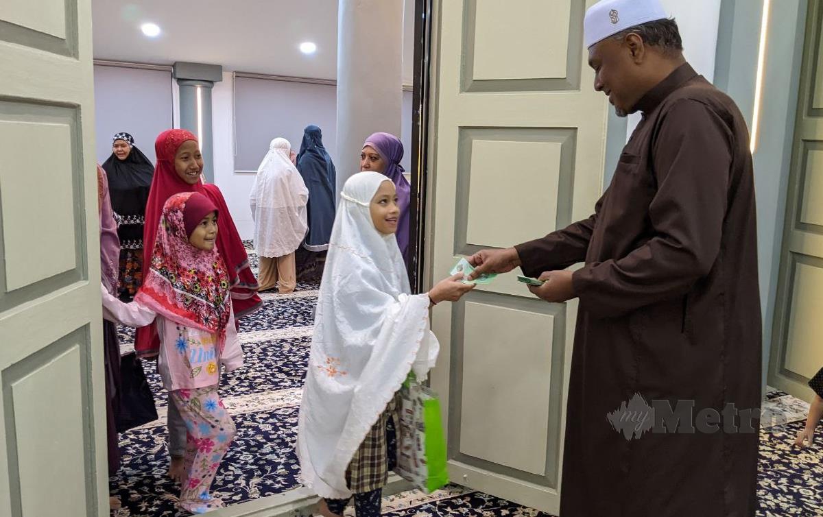 KANAK-KANAK dan remaja di bawah 17 tahun yang menunaikan solat tarawih 20 rakaat dan tiga solat sunat witir di sini, diberi sebanyak RM5 sebagai ganjaran oleh pihak pengurusan masjid. FOTO Zuhainy Zulkiffli