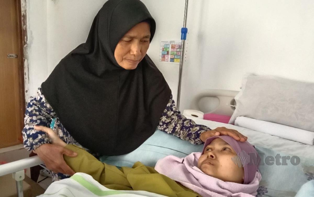 SENAH setia menjaga anaknya Noorain Farhanah Abdul Ghani, 36, yang menghidap kanser payudara. FOTO Nazdy Harun