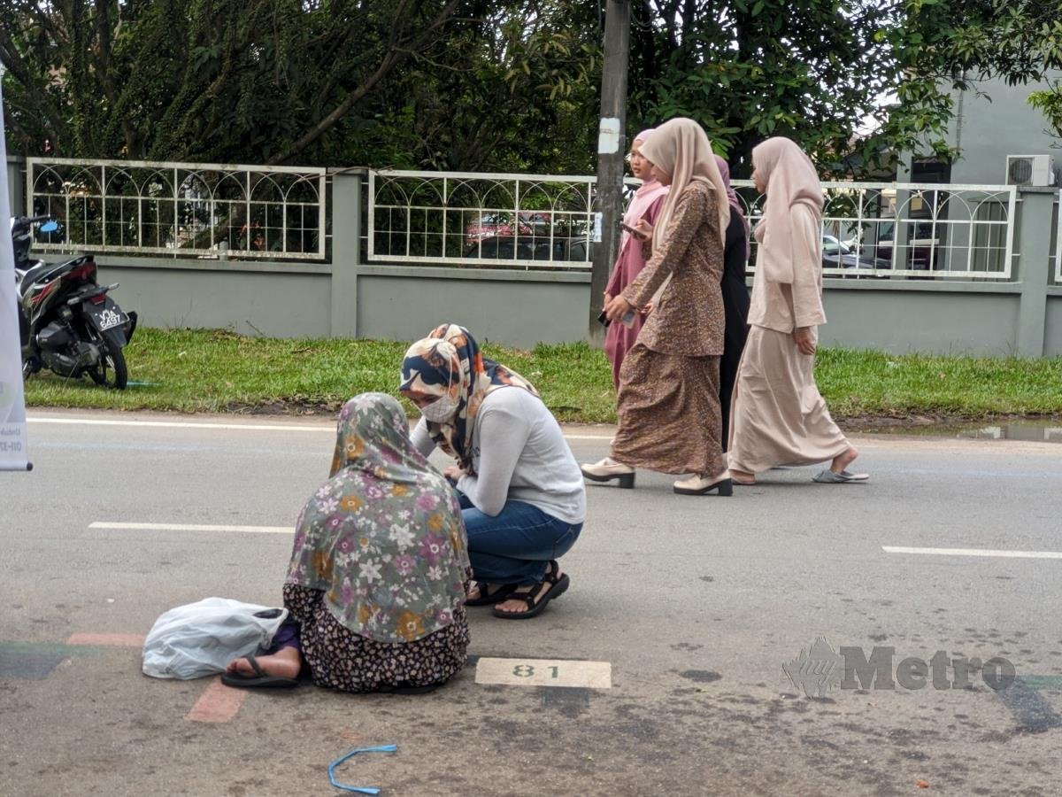 KELIHATAN orang miskin meminta sedekah di Bazar Ramadan. FOTO Genes Gulitah