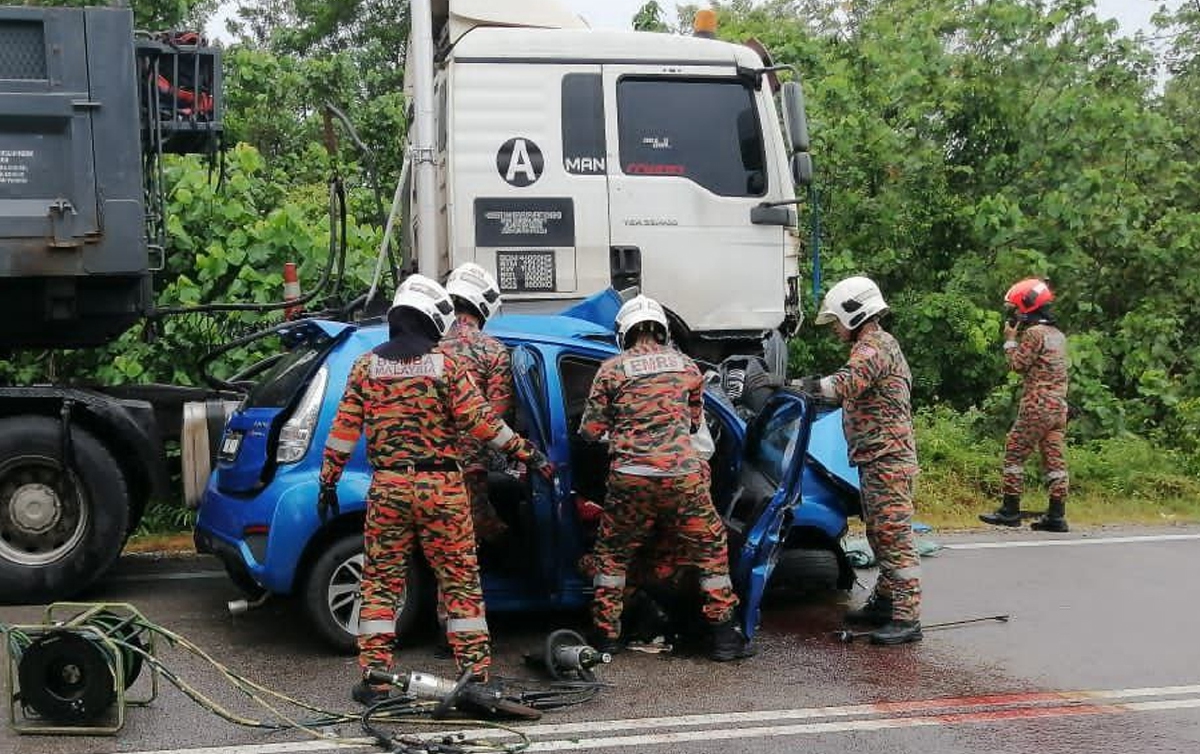 KEADAAN Perodua Myvi selepas berlanggar dengan lori treler menyebabkan dua maut di Jalan Rompin Lama, dekat Nenasi, Pekan. FOTO ihsan bomba