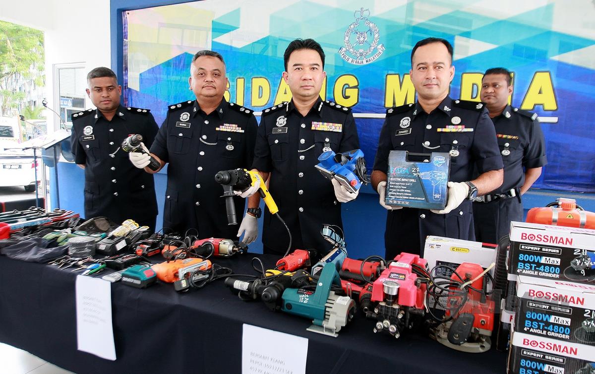 ASISTEN Komisioner Cha Hoong Fong (dua dari kanan) menunjukkan rampasan peralatan barang kedai hardware pada sidang media di Ibu Pejabat Polis Daerah Klang Selatan. FOTO Faiz Anuar
