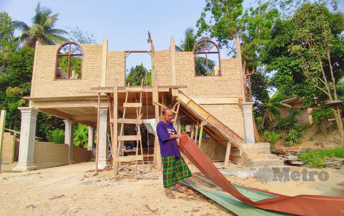 RAJA Kamaruddin sayu rumah baharu bagi menggantikan rumahnya yang hanyut dalam banjir besar. FOTO Nurul Fatihah Sulaini