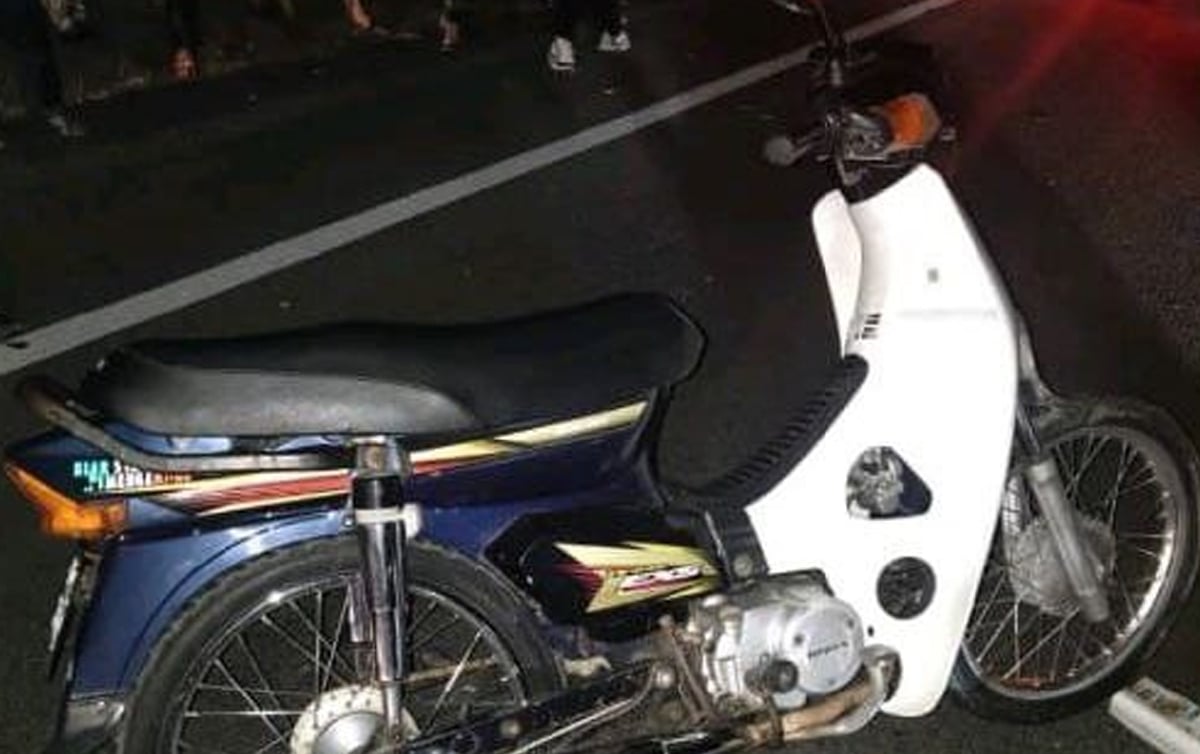 KEADAAN motosikal dan kereta yang terbabit kemalangan di berhampiran Kilometer (KM) 10.4 Lebuhraya Kota Bharu-Ketereh, di sini, 10.15 malam tadi. FOTO ihsan Polis