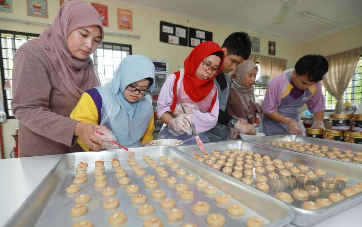 SEMURNI Qasih, Bukit Rangin menghasilkan biskut Mazola untuk jualan Aidilfitri. FOTO Mohd Rafi Mamat