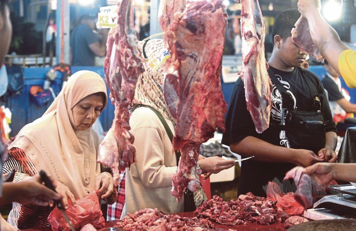 PELAKSANAAN harga maksimum musim perayaan hari raya puasa oleh Timbalan Pengarah KPDN KL, di Pasar Raja Bot (chow kit). FOTO Amirudin Sahib