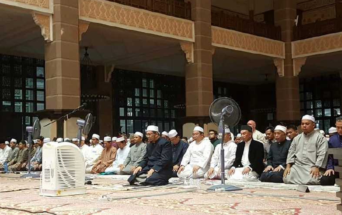 SUASANA Qiyamullail bersama Anwar Ibrahim serta 2,000 jemaah di Perdana Masjid Putra, awal pagi tadi. FOTO ihsan Facebook