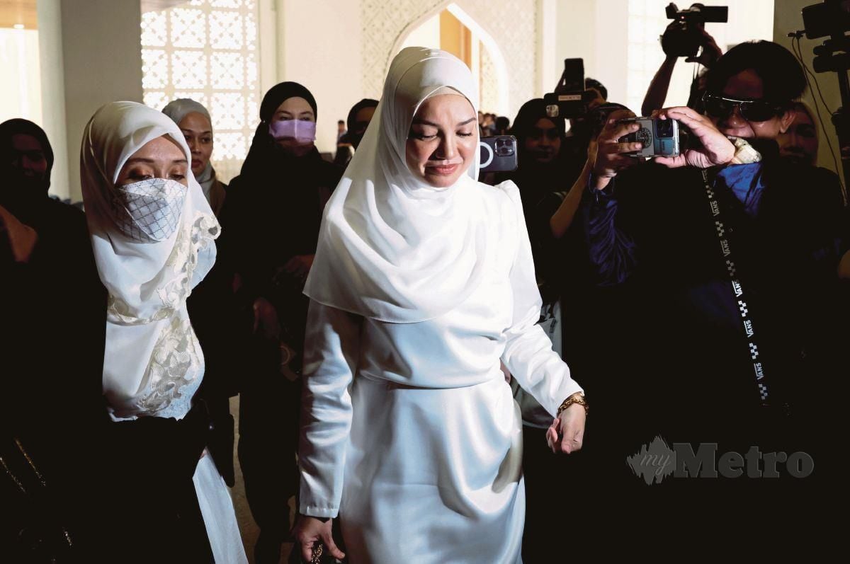PUTERI Sarah Liyana Megat Kamaruddin, 38, hadir di Mahkamah Rendah Syariah Wilayah Persekutuan hari ini.