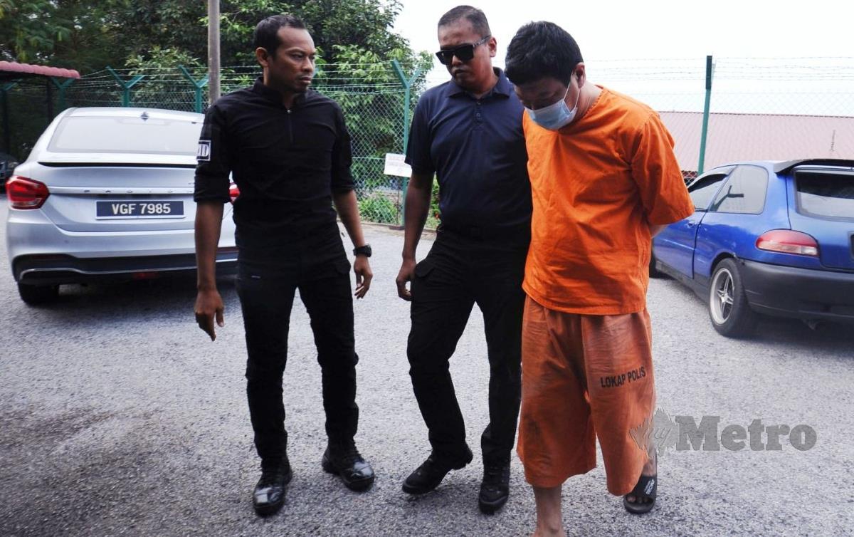 SIN Poo Kiong (baju lokap oren) ketika dibawa ke Mahkamah Magisterat Port Dickson untuk dibicarakan bersabit kes bunuh lelaki kurang siuman pada 1 Mac lalu. FOTO Mohd Khidir Zakaria
