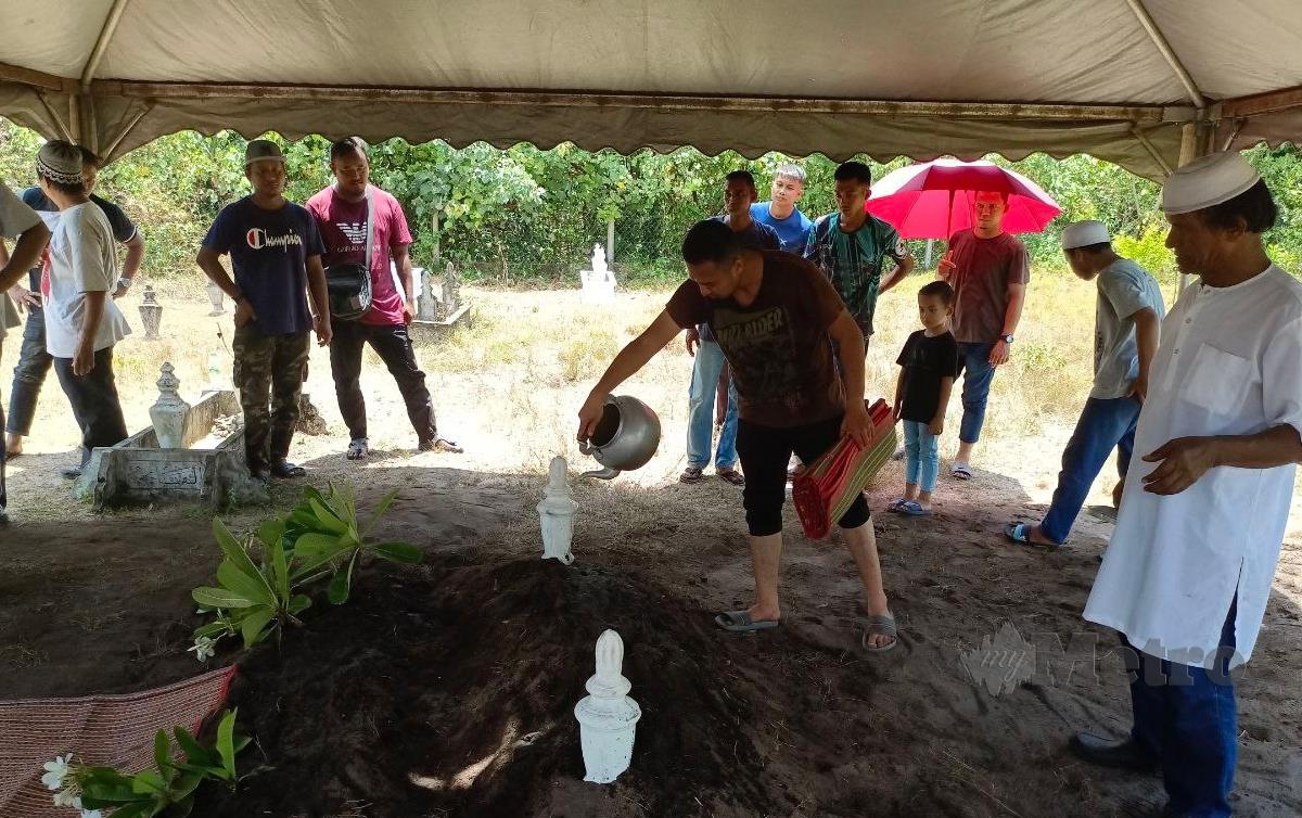 JENAZAH Abd Halim dan Nur Alisha dibawa untuk dikebumikan di Tanah Perkuburan Islam Kampung Padang Polis, Batu Rakit. FOTO Faizul Azlan Razak