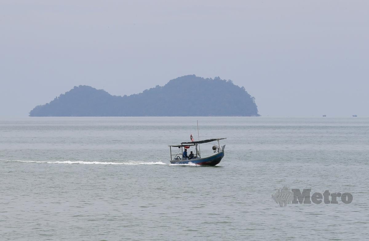 KELIHATAN nelayan mencari hasil di Jeti Sungai Batu Teluk Kumbar. FOTO Mikail Ong