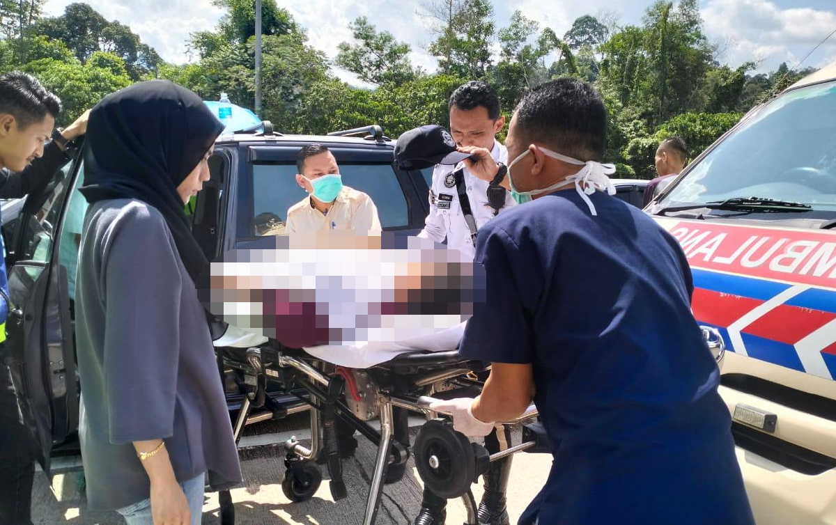 EMPAT sekeluarga pengsan di dalam kereta sebelum melangar pintu Plaza Tol Bentong dipercayai akibat kekurangan oksigen di dalam badan.