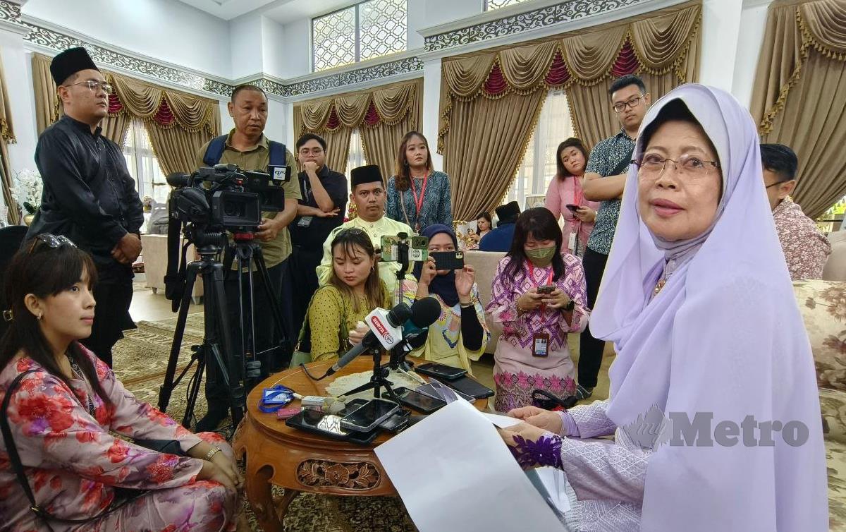 FATIMAH Abdullah bercakap kepada media pada majlis rumah terbuka Aidilfitri di kediamannya di Kuching, hari ini. FOTO Mohd Roji Kawi
