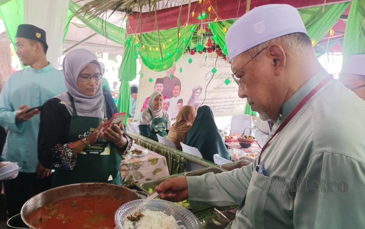 AHMAD Yakob melawat gerai juadah makanan yang disediakan dalam majlis Rumah Terbuka Aidilfitri PAS Kelantan. FOTO Siti Rohana Idris