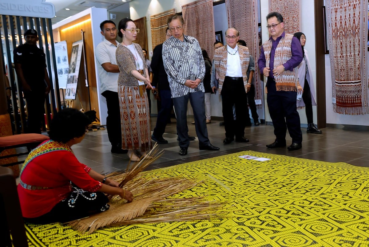 Premier Sarawak Tan Sri Abang Johari Tun Openg (tengah) melihat demonstrasi membuat anyaman tikar tradisional selepas merasmikan Simposium dan Ekspo Warisan Budaya Iban 2024, hari ini. FOTO BERNAMA