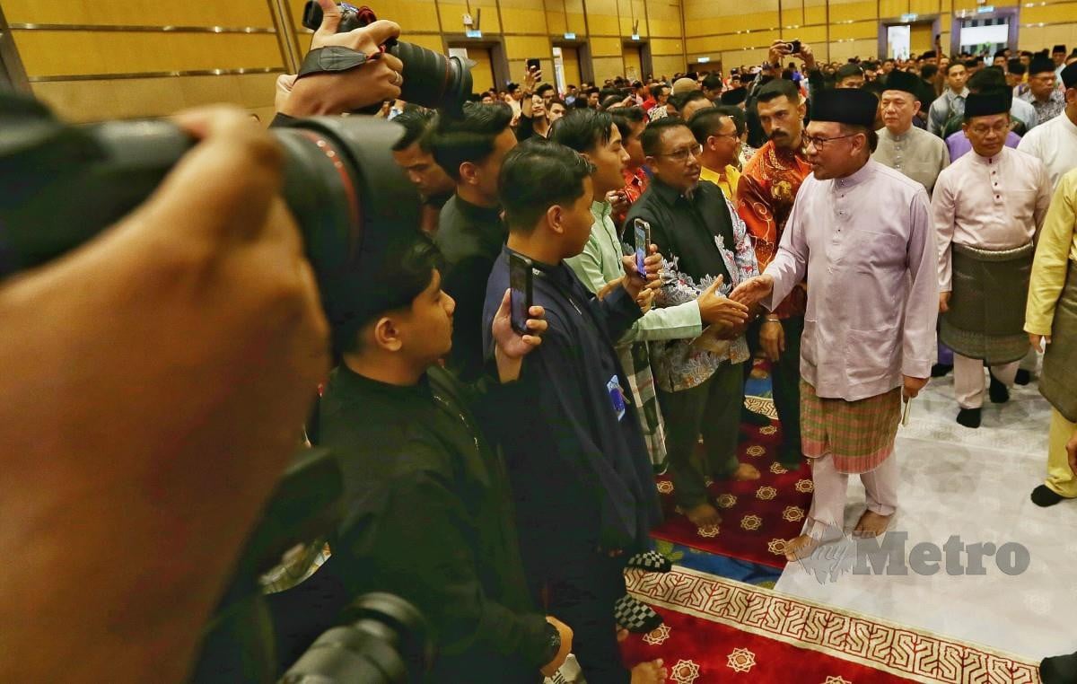 Perdana Menteri, Datuk Seri Anwar Ibrahim bersalaman bersama orang ramai ketika Majlis Kesyukuran Setahun Pentadbiran Perdana Menteri dan Kerajaan Madani di Putrajaya. FOTO MOHD FADLI HAMZAH