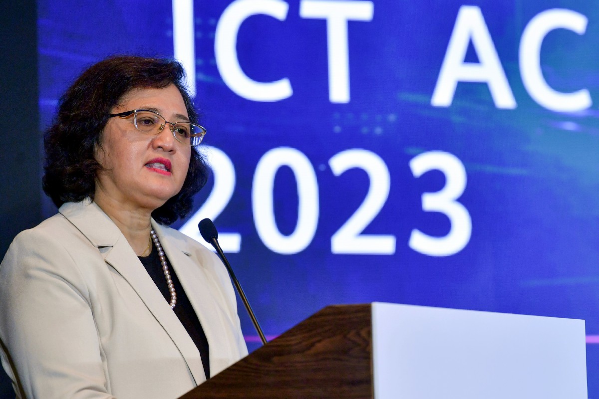 Ketua Pengarah Pendidikan Tinggi Prof Dr Azlinda Azman menyampaikan ucapan pada Huawei Malaysia ICT Academy Summit 2023 di sebuah hotel, hari ini. FOTO BERNAMA