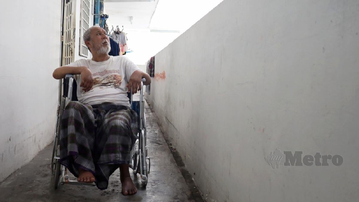 JANOR tinggal bersendirian dan mengharapkan belas ihsan jiran tetangga. FOTO AHMAD UKASYAH