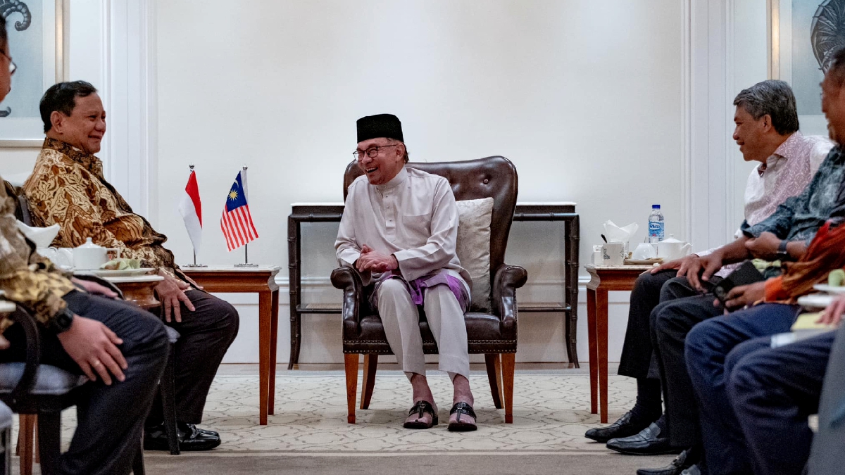 DATUK Seri Anwar Ibrahim menerima kunjungan hormat daripada Menteri Pertahanan Indonesia, Prabowo Subianto di Langkawi, Kedah. FOTO Facebook Datuk Seri Anwar Ibrahim