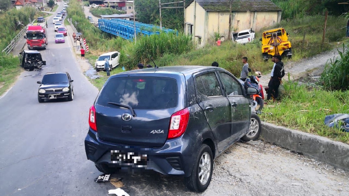 Kemalangan membabitkan empat kenderaan di Kundasang. FOTO Ihsan Bomba